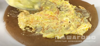 Фото приготовления рецепта: Слоеный печеночный торт с морковью и луком - шаг 5