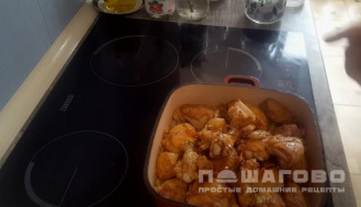 Фото приготовления рецепта: Отварная курица с томатной подливкой «по-армянски» - шаг 6