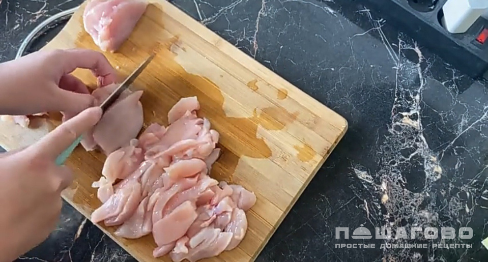 Фото приготовления рецепта: Курица по-китайски с овощами - шаг 1