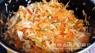 Фото приготовления рецепта: Салат из помидоров, моркови и перца на зиму без стерилизации - шаг 2