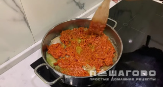 Фото приготовления рецепта: Тушеные голубцы с фаршем и заливкой со сметаной - шаг 11