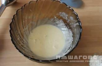 Фото приготовления рецепта: Сырники домашние с манкой и сметаной - шаг 1