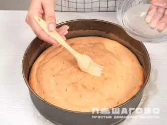 Фото приготовления рецепта: Тирольский пирог с ягодами - шаг 4