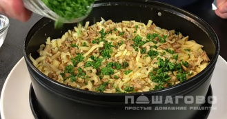 Фото приготовления рецепта: Салат с мясом и солеными огурцами - шаг 8