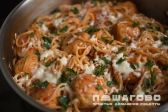 Фото приготовления рецепта: Спагетти с тефтелями и томатным соусом - шаг 4
