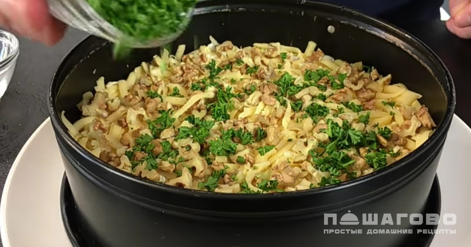 Фото приготовления рецепта: Салат с мясом и солеными огурцами - шаг 8