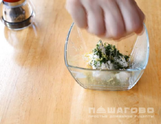 Фото приготовления рецепта: Канапе с семгой и творожным сыром на хлебе - шаг 2
