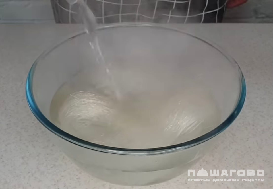 Фото приготовления рецепта: Фунчоза с овощами - шаг 7