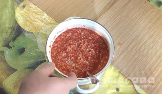 Фото приготовления рецепта: Хреновая закуска из помидор - шаг 4