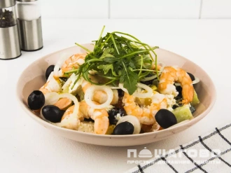 Фото приготовления рецепта: Греческий салат с креветками - шаг 7