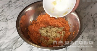 Фото приготовления рецепта: Морковные котлеты без яиц - шаг 4