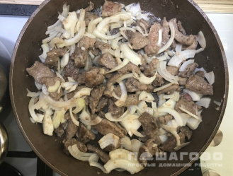 Фото приготовления рецепта: Бефстроганов из свинины с грибами - шаг 2