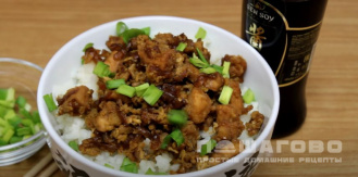 Фото приготовления рецепта: Оякодон (японский омлет с рисом и курицей) - шаг 8