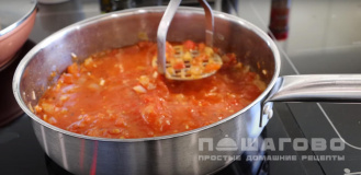 Фото приготовления рецепта: Суп с помидорами и яйцом - шаг 5