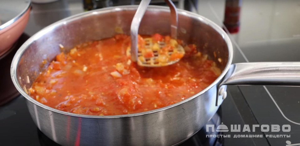 Фото приготовления рецепта: Суп с помидорами и яйцом - шаг 5