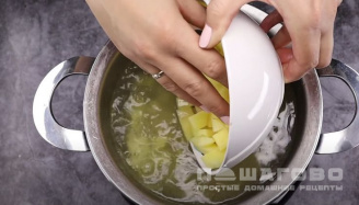 Фото приготовления рецепта: Сырный суп с жареной вермишелью - шаг 7