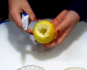 Фото приготовления рецепта: Запеченное яблоко с изюмом и овсянкой - шаг 2