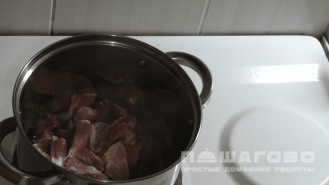 Фото приготовления рецепта: Суп из свинины с картошкой и вермишелью - шаг 1
