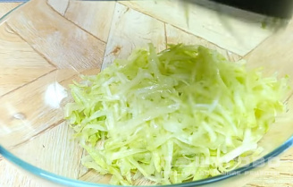 Фото приготовления рецепта: Легкие кабачковые оладьи - шаг 1