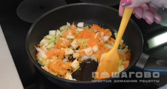 Фото приготовления рецепта: Фаршированные перцы на сковороде - шаг 8