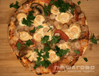 Фото приготовления рецепта: Пицца с морепродуктами и сыром тофу - шаг 8