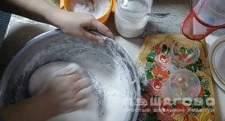 Фото приготовления рецепта: Сладкие пирожки с калиной - шаг 7