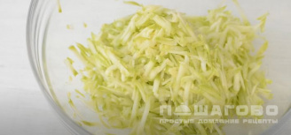 Фото приготовления рецепта: Оладьи из кабачков с тертым сыром и чесноком - шаг 1