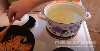 Фото приготовления рецепта: Суп с рыбными фрикадельками - шаг 3