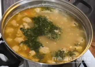 Фото приготовления рецепта: Овсяный суп с фрикадельками - шаг 4