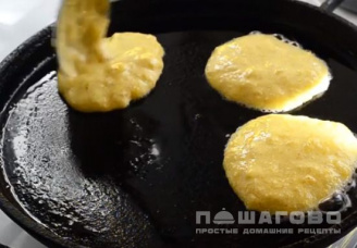 Фото приготовления рецепта: Банановые оладьи без муки - шаг 5