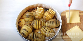 Фото приготовления рецепта: Картошка-гармошка с сыром в духовке - шаг 9