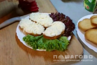 Фото приготовления рецепта: Бутерброды с помидорами и сырно-чесночным паштетом - шаг 3