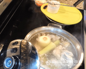 Фото приготовления рецепта: Куриный суп с лапшой - шаг 1