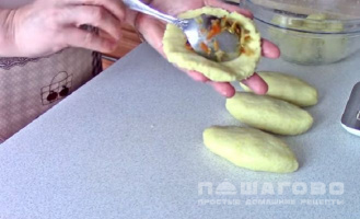 Фото приготовления рецепта: Постные картофельные зразы с капустой - шаг 7
