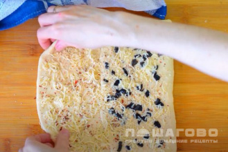 Фото приготовления рецепта: Гриссини с чесноком и сыром - шаг 5