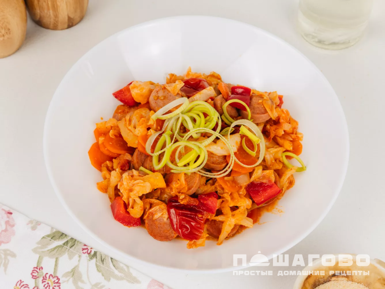 Бигус с сосисками и свежей капустой