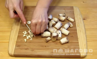 Фото приготовления рецепта: Запеченные грибы, фаршированные курицей и сыром - шаг 4