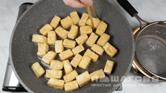 Фото приготовления рецепта: Жареный тофу с овощами - шаг 3