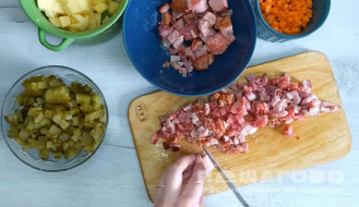 Фото приготовления рецепта: Солянка классическая с картошкой и колбасой - шаг 3