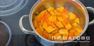 Фото приготовления рецепта: Печеная тыква с яблоками и клюквой - шаг 2