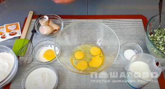 Фото приготовления рецепта: Ленивый заливной пирог с яйцом и зеленью - шаг 4