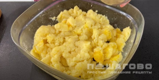 Фото приготовления рецепта: Картофельные пирожки с мясом на сковороде - шаг 9