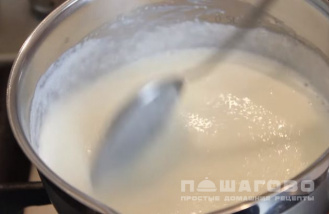 Фото приготовления рецепта: Манная каша на молоке без комочков - шаг 2