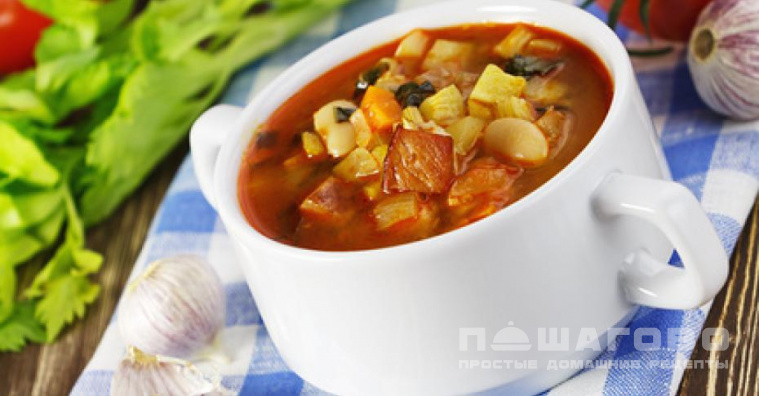 Суп овощной с копченой свиной грудинкой в чугуне или глиняном горшке