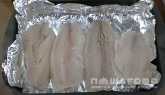 Фото приготовления рецепта: Рыба, запеченная с помидорами и сыром - шаг 1