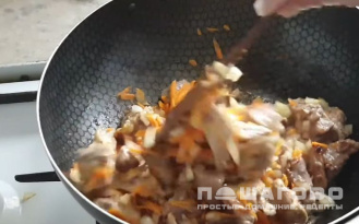 Фото приготовления рецепта: Бигус из свежей капусты с курицей и картошкой - шаг 2