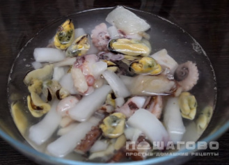 Фото приготовления рецепта: Томатный суп из морепродуктов - шаг 1