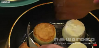 Фото приготовления рецепта: Домашние сырники с манкой - шаг 6