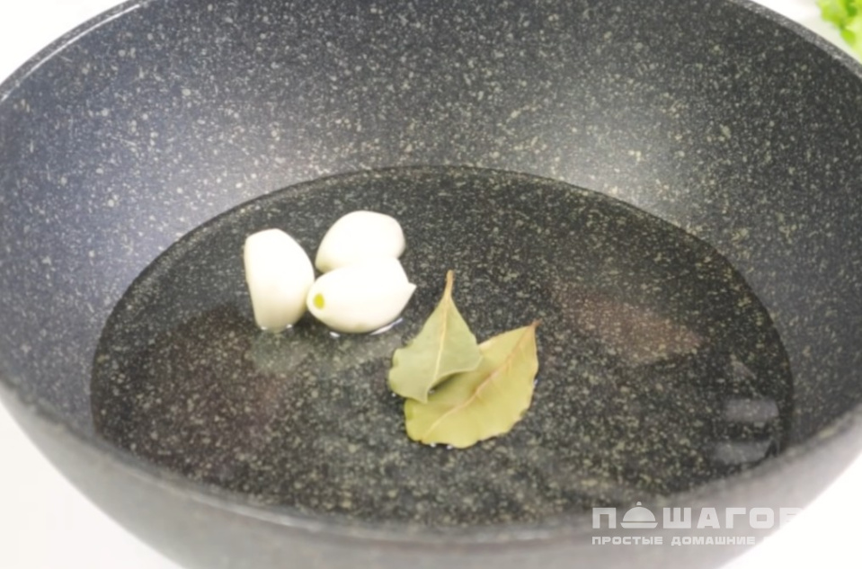Фото приготовления рецепта: Шахтерский салат с солеными огурцами и мясом - шаг 5