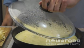 Фото приготовления рецепта: Простой омлет с сыром - шаг 5